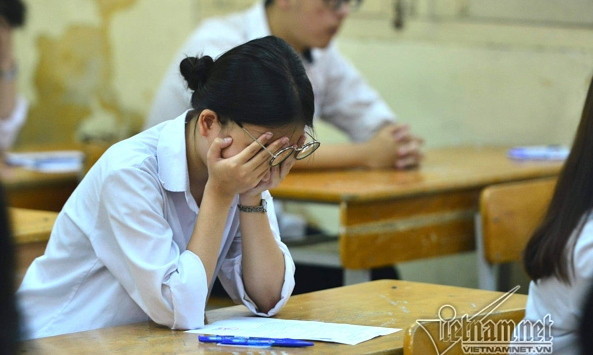 Hanoi urgently directs the case to prevent poor students from taking the 10th grade exam