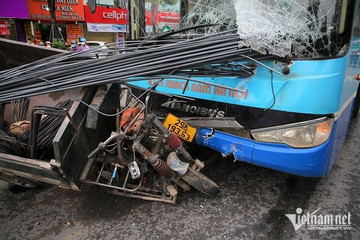 Hà Nội: Công nông chở sắt dài cả chục mét đâm xuyên đầu xe buýt