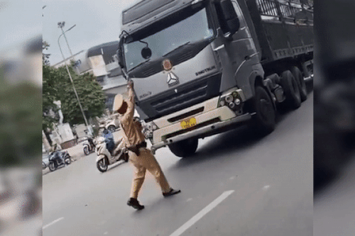 Hà Nội: Lái xe container không chấp hành hiệu lệnh, suýt tông vào CSGT