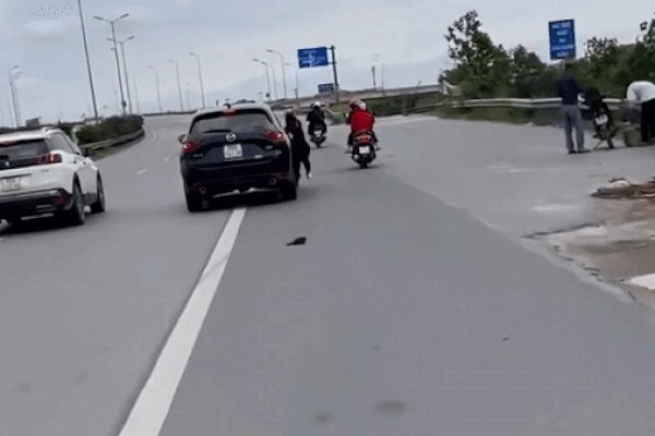 Hà Nội: Người phụ nữ đu cánh cửa ô tô đang chạy bị hất văng xuống đường