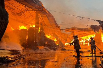Hà Nội: Xưởng gỗ cháy ngùn ngụt, huy động trăm chiến sỹ dập lửa