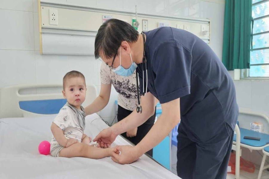 Hai biến chứng nguy hiểm của bệnh tay chân miệng, những dấu hiệu tuyệt đối không bỏ qua