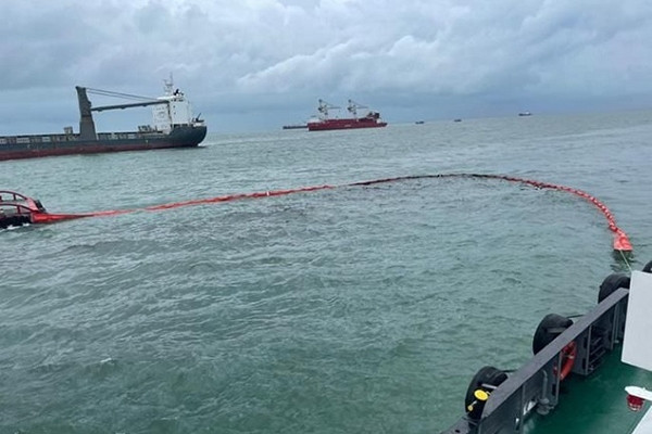 Hai tàu hàng đâm nhau, 8 người văng xuống biển Ninh Thuận