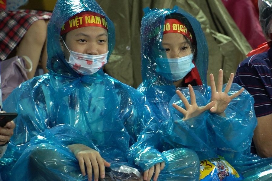 Hai vạn khán giả đội mưa lớn, cổ vũ không ngừng cho U23 Việt Nam