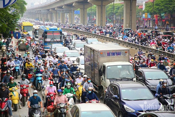 Hai xe va chạm, nghìn người đứng chôn chân dưới hầm chui Nguyễn Trãi