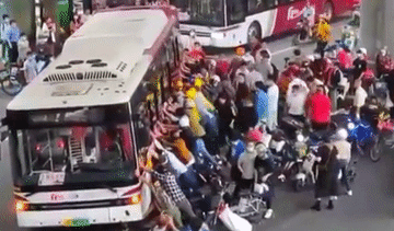 Hàng chục người nhấc xe buýt để cứu người đàn ông mắc kẹt bên dưới