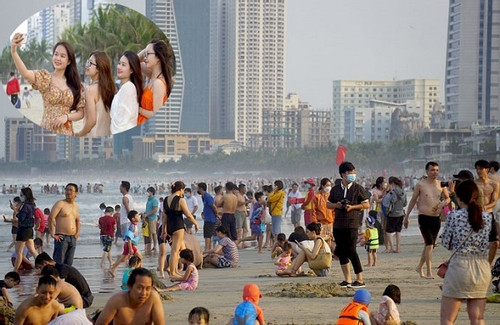 Hàng loạt bãi biển miền Trung đông nghịt du khách ngày nghỉ lễ Giỗ Tổ