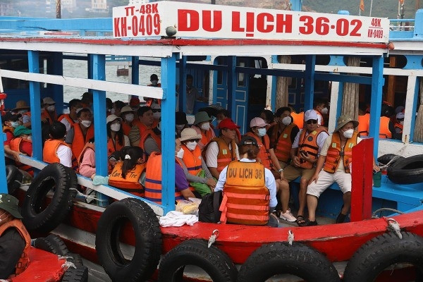 Hàng ngàn du khách đến Nha Trang, chen nhau lên tàu ra đảo