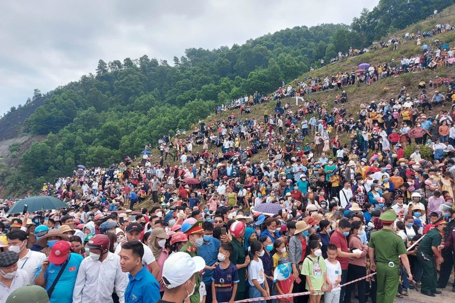 Hàng ngàn người chen chúc xem bay khinh khí cầu chào mừng Sea Games 31