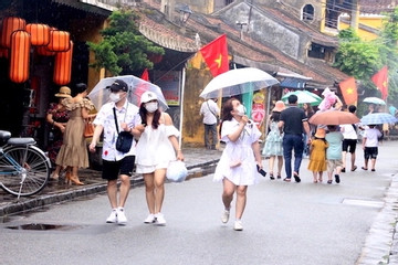 Gần 10 nghìn du khách đổ về Hội An, đội mưa dạo chơi phố cổ