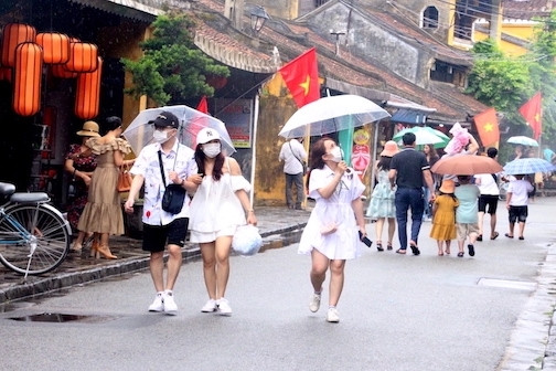 Thousands of tourists “wearing rain” to visit Hoi An ancient town