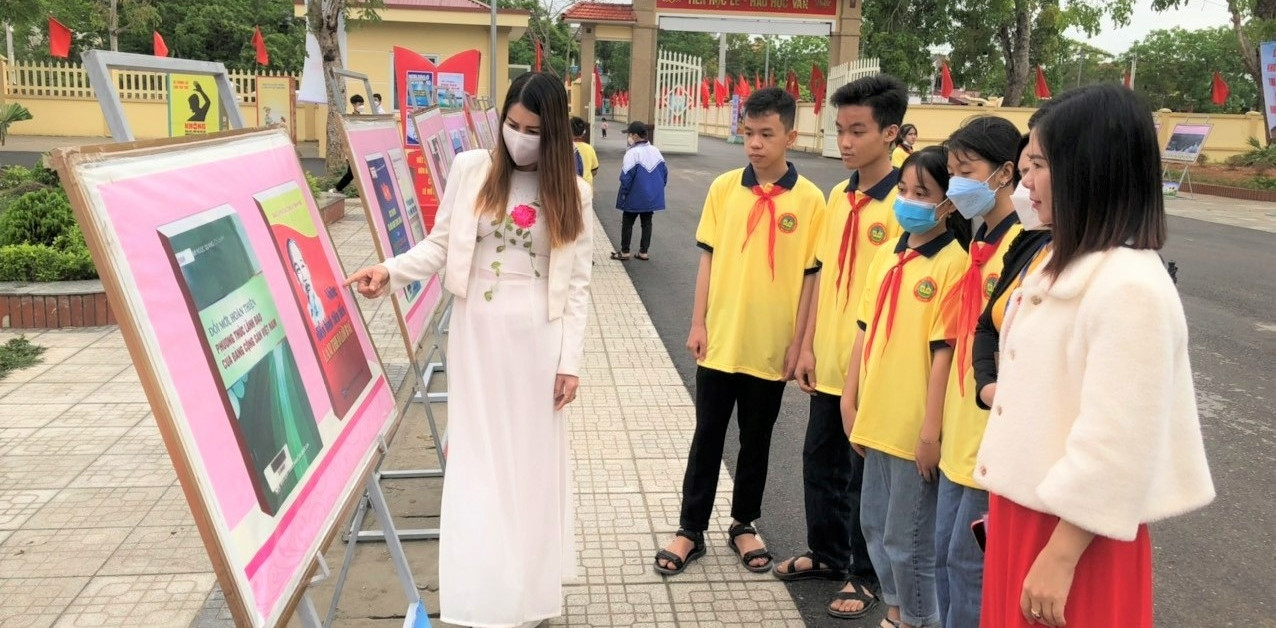 Thousands of students participate in Vietnamese book and reading culture day