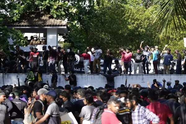 Hàng nghìn sinh viên biểu tình, bao vây nhà Thủ tướng Sri Lanka