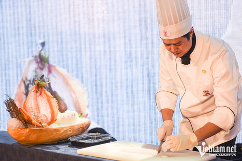 Hàng trăm đầu bếp nổi tiếng ở Hà Nội quy tụ, trình diễn món sashimi siêu độc đáo