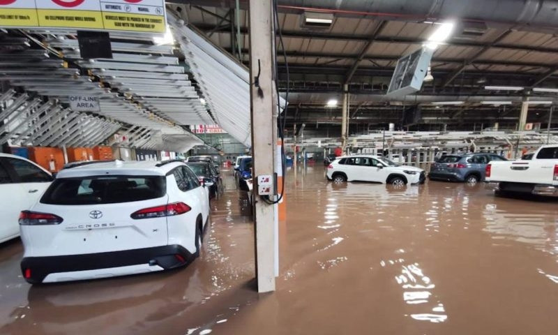 Hàng trăm xe Toyota Hilux và Corolla Cross bị ngập nước do mưa lớn