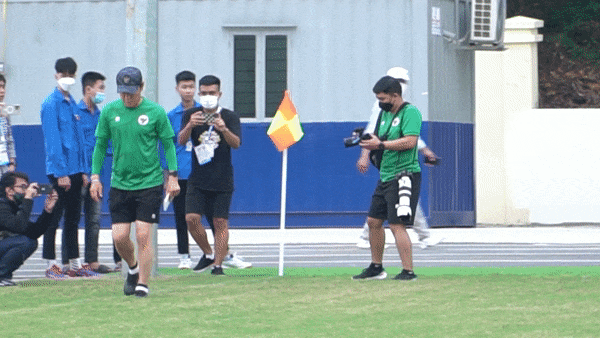 Hành động 'lạ' của HLV Indonesia tại buổi tập trước trận gặp U23 Việt Nam