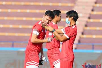 Hành động 'lạ' của U23 Philippines khi tới sân Việt Trì trước SEA Games 31