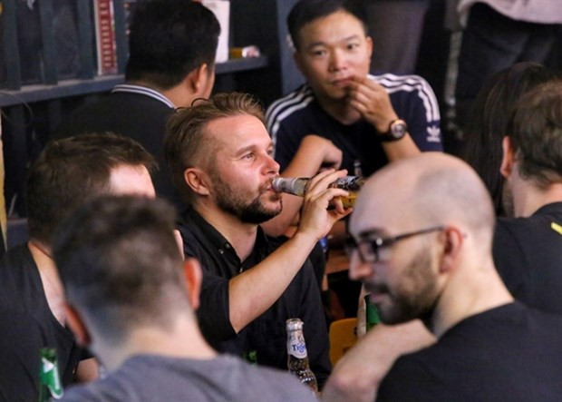 Hanoi allows karaokes, bars, massage venues to reopen from April 8 hinh anh 1