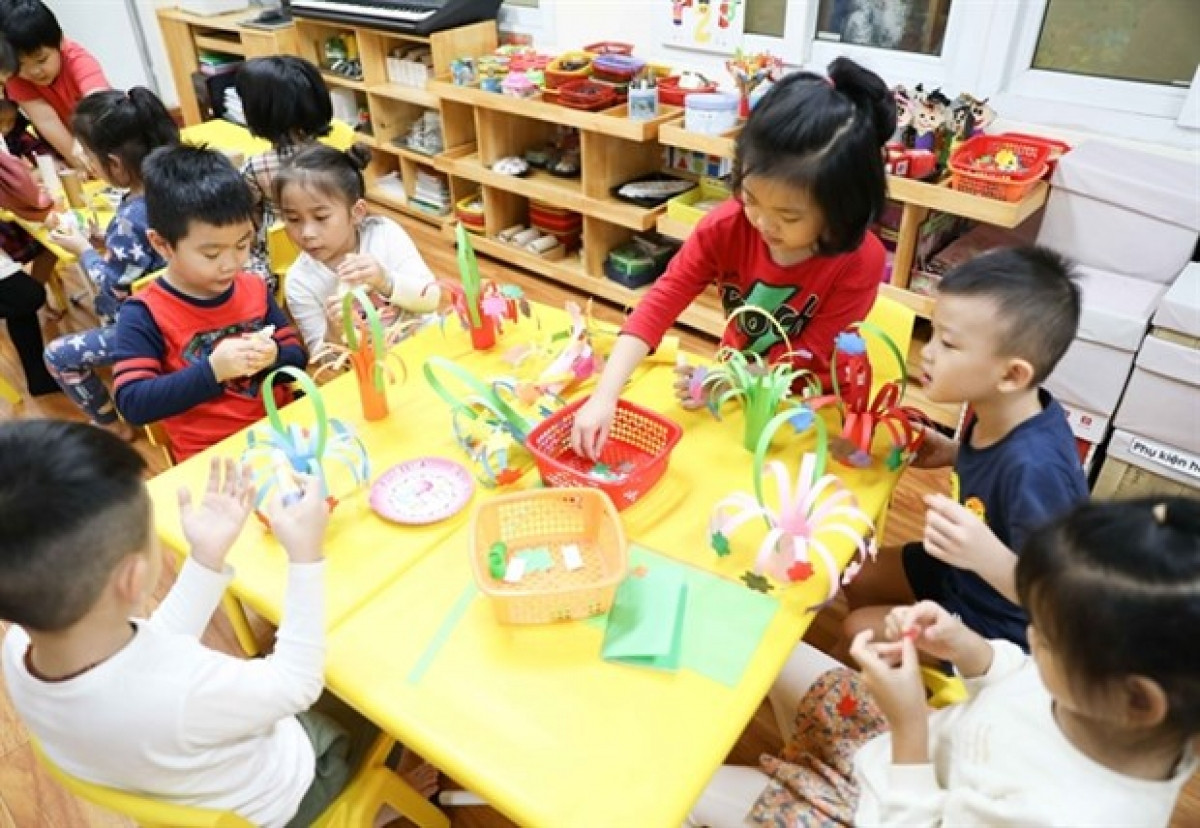 A file photo shows children of a kindergarten in Hoan Kiem District, Hanoi, playing in a class. (Photo: VNA)