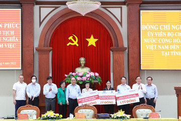 HDBank xây thư viện số, tặng học bổng cho học sinh Tiền Giang, Cần Thơ