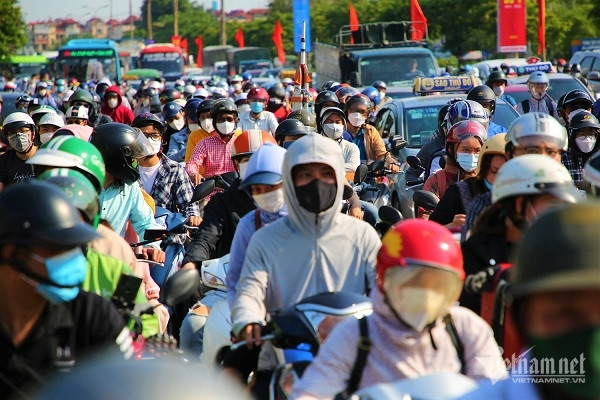 Hết nghỉ lễ, dòng người ùn ùn trở lại Hà Nội, trẻ em ngủ gục trên xe máy