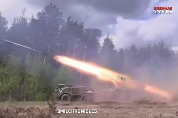 Rare image of Russian BM-27 cannon firing in Ukraine