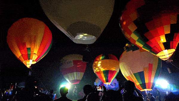 Hình ảnh thực tế tại đêm hoa đăng khinh khí cầu ven sông Hồng