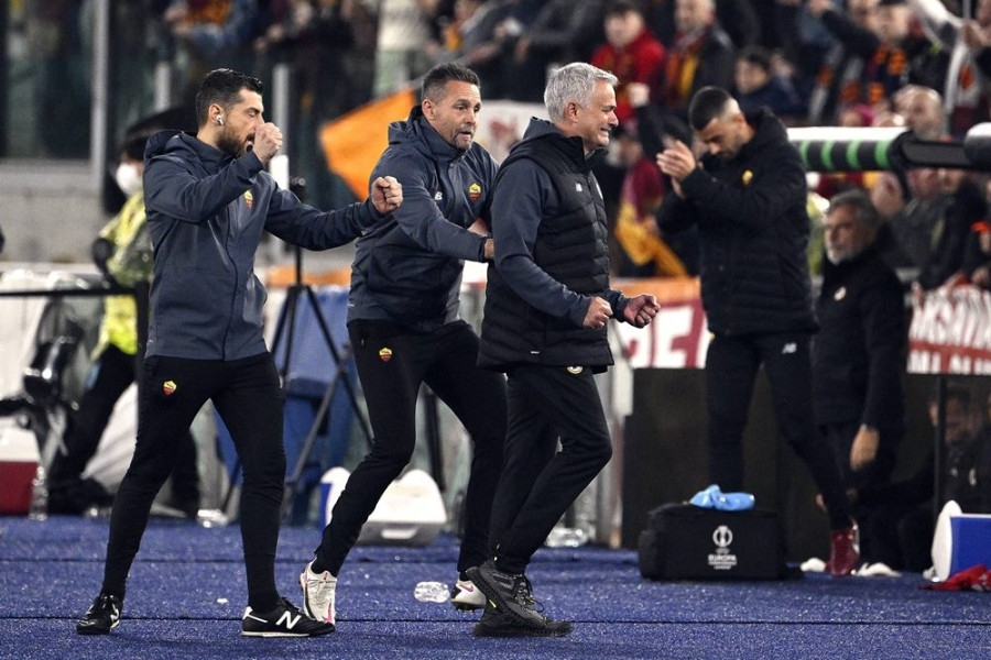 HLV Mourinho bật khóc sau khi lập kỷ lục cùng AS Roma