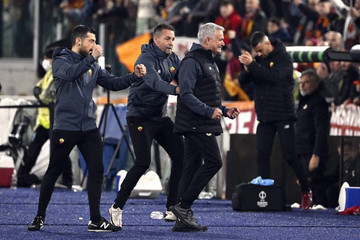 HLV Mourinho bật khóc sau khi lập kỷ lục cùng AS Roma