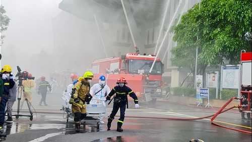 Hơn 1000 người diễn tập giải cứu cháy lớn tầng hầm BV Ung Bướu cơ sở 2