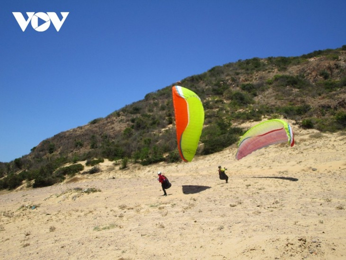 The area around Hong Mountain has recently been chosen to practice paragliding.