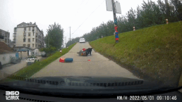 Hú hồn bình ga lao từ trên dốc thẳng vào đầu xe