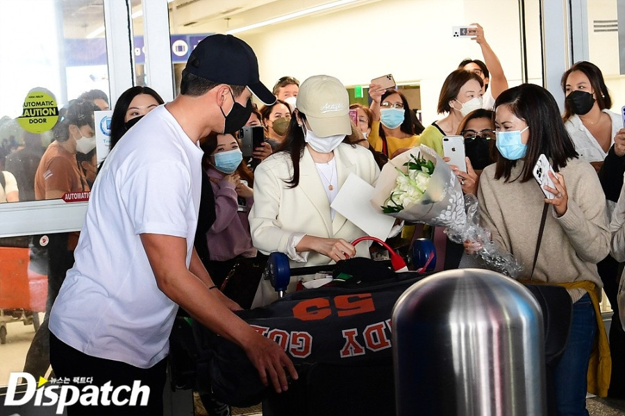 Hyun Bin và Son Yejin bị fan Mỹ vây kín khi đi trăng mật