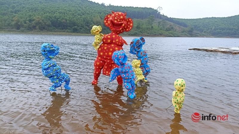 Triển lãm tranh trên mặt hồ, trong rừng gây ấn tượng