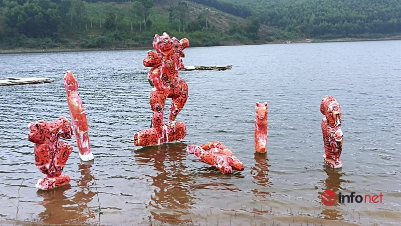 Triển lãm tranh trên mặt hồ, trong rừng gây ấn tượng