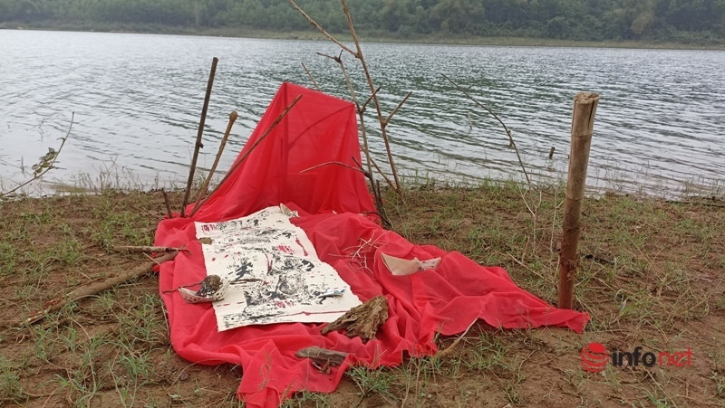 Triển lãm tranh trên mặt hồ, trong rừng gây ấn tượng