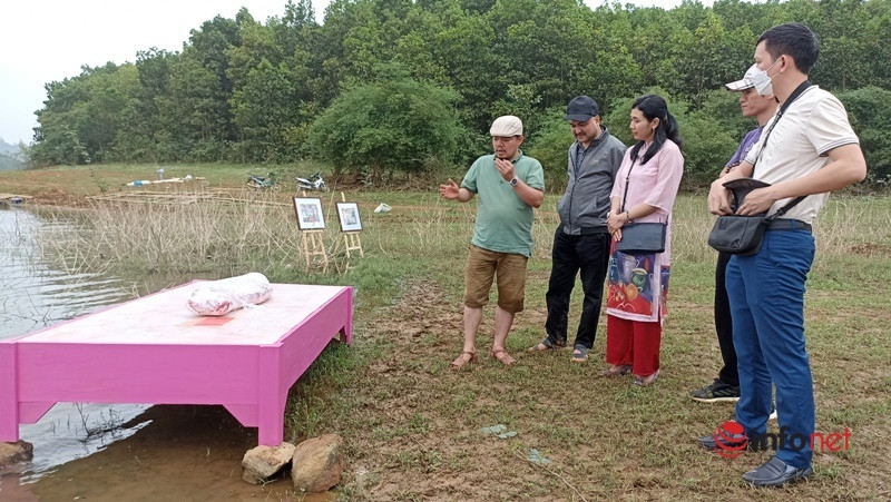 Triển lãm tranh trên mặt hồ, trong rừng gây ấn tượng
