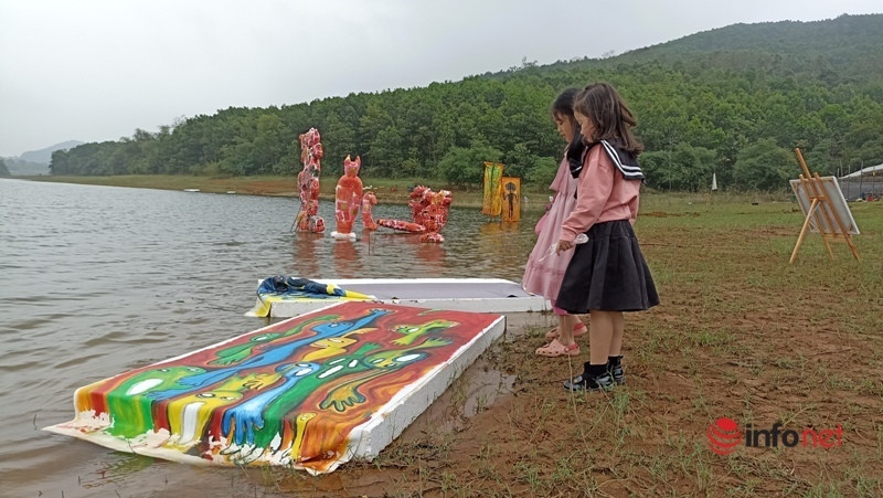 Triển lãm tranh trên mặt hồ, trong rừng gây ấn tượng