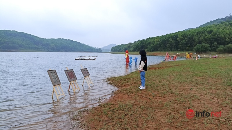 Triển lãm tranh trên mặt hồ, trong rừng gây ấn tượng