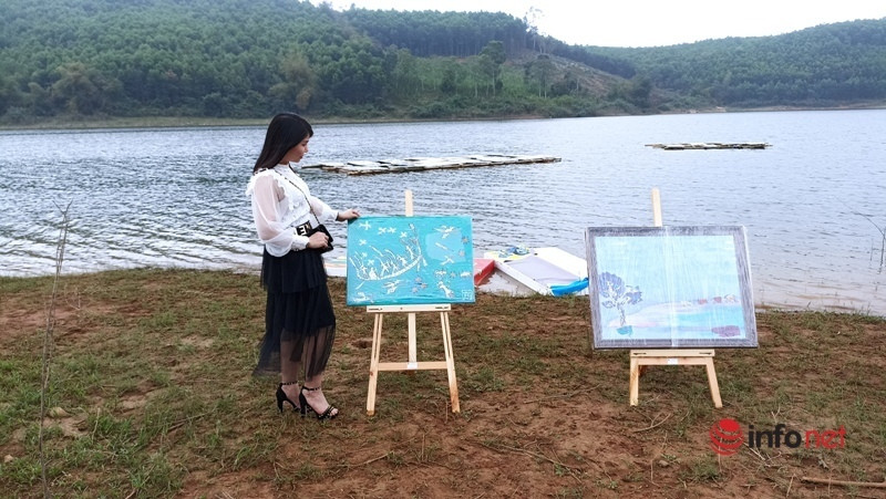 Triển lãm tranh trên mặt hồ, trong rừng gây ấn tượng
