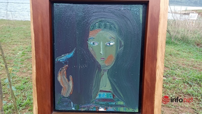 Triển lãm tranh trên mặt hồ, trong rừng gây ấn tượng