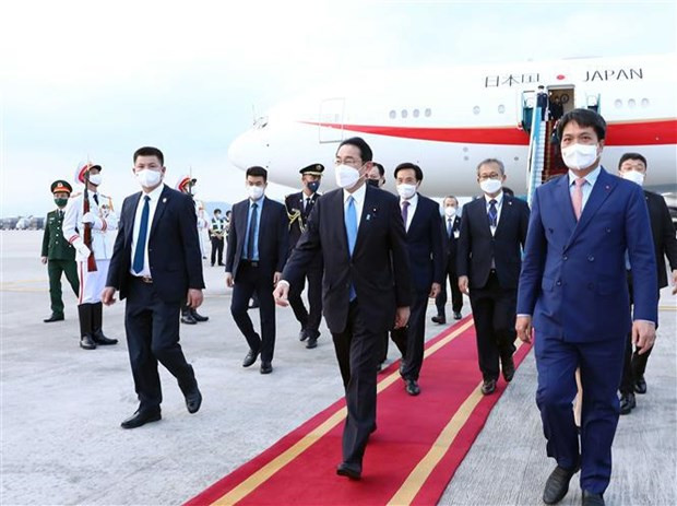 Japanese PM begins official visit to Vietnam hinh anh 1