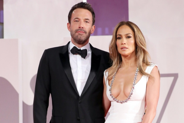 Jennifer Lopez đính hôn lần 2 với Ben Affleck sau 20 năm