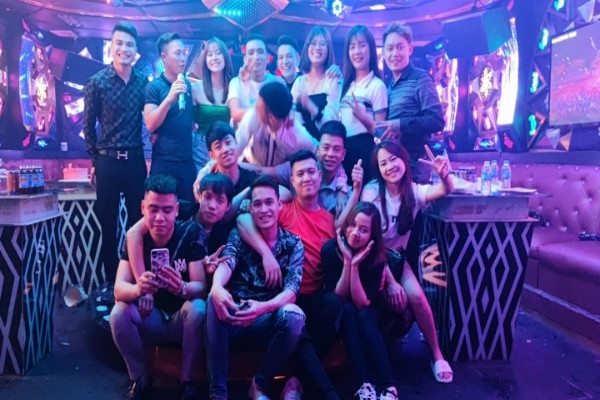 Karaoke 'cháy phòng' trong ngày đầu mở cửa trở lại