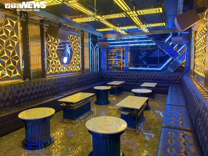 Karaoke 'cháy phòng' trong ngày đầu mở cửa trở lại - 2