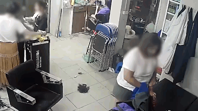 Khách nữ trộm tiền nhanh như chớp trong tiệm làm tóc