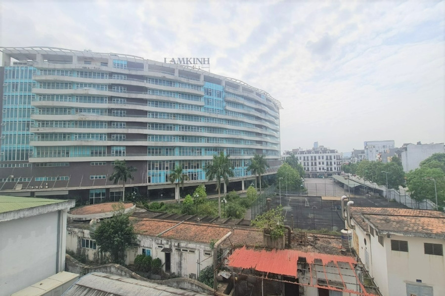 Khách sạn 500 tỷ bỏ hoang trên 