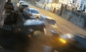 Khoảnh khắc chiếc Mercedes bị trộm lao như tên bắn vào bãi đỗ xe bên đường