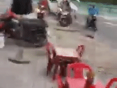 Khoảnh khắc chiếc Xpander phi như bay trước khi tông vào tiệm bánh mì