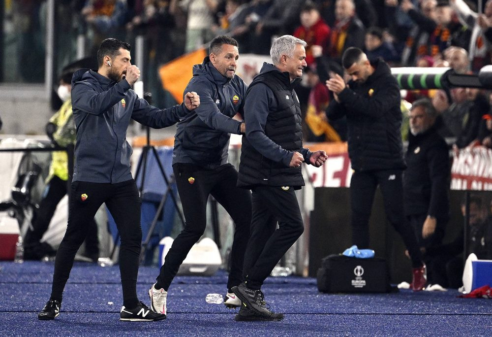 HLV Mourinho bật khóc khi lập kỷ lục cùng AS Roma